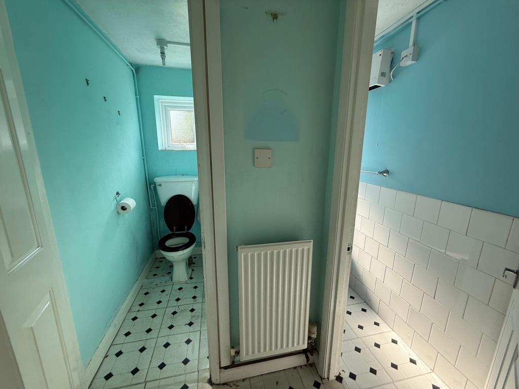 Lot: 149 - THREE BEDROOM MID-TERRACE HOUSE FOR IMPROVEMENT - Access to separate W.C or bathroom